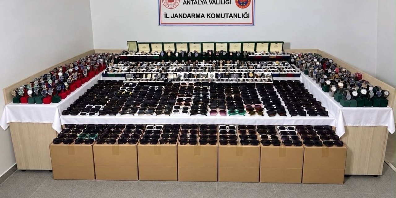 Antalya’da Piyasa Değeri Yaklaşık 5 Milyon Tl Olan Kaçak Gözlük Ve Saat Ele Geçirildi