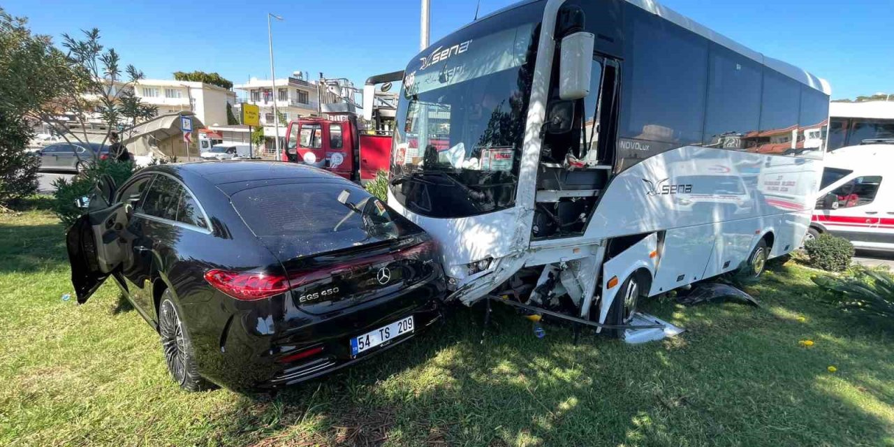 Antalya’da Midibüs İle Otomobilin Çarpışma Anı Kamerada: 2 Yaralı