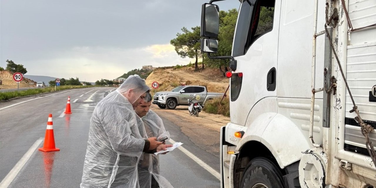 Mersin’de Yağışa Rağmen Orman Emvali Taşıyan Araçlar Denetlendi
