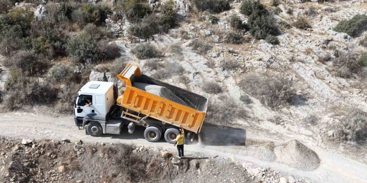 Tarsus’un Kırsal Mahallelerinde Yol Çalışmaları Sürüyor