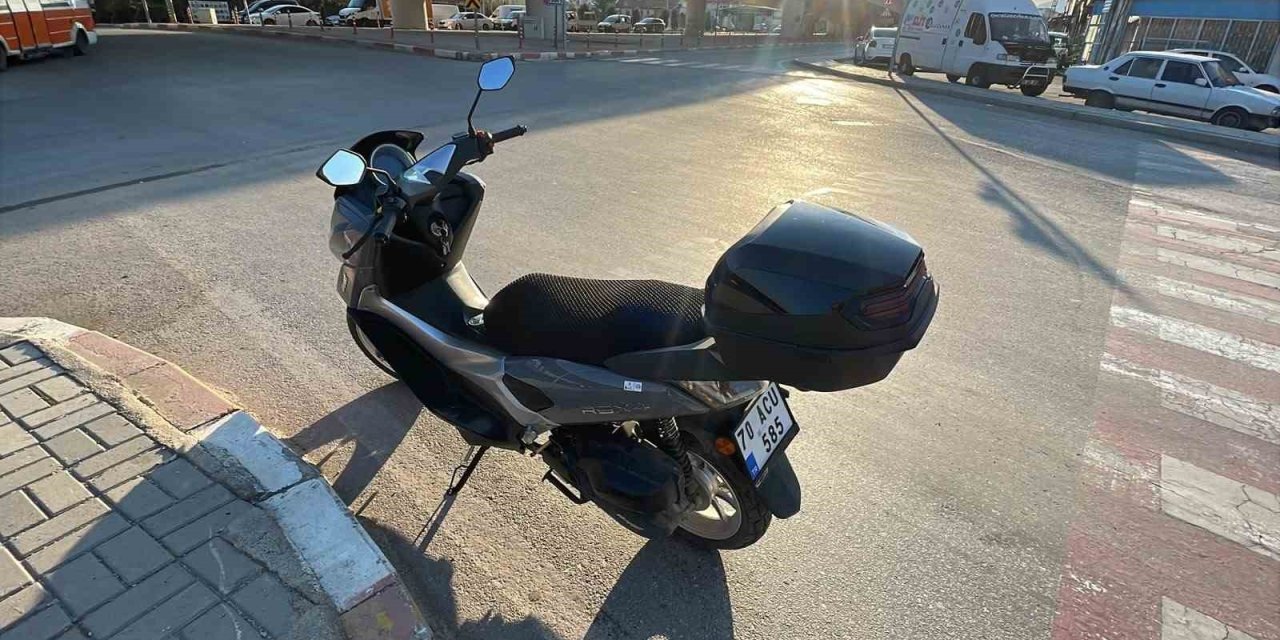 Kırmızı Işıkta Duran Motosiklete Otomobil Çarptı: 1 Polis Yaralandı