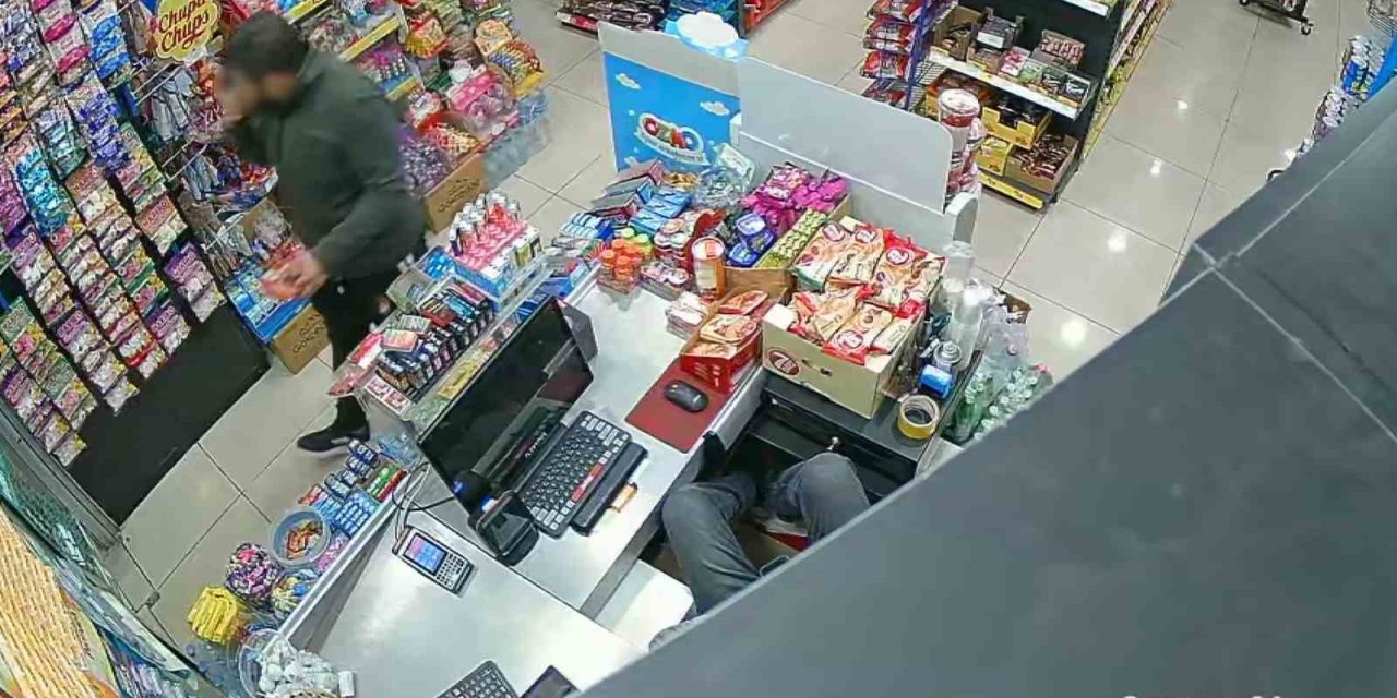 Marketçi Uyudu, Elini Kolunu Sallaya Sallaya Çaldı: O Anlar Kamerada
