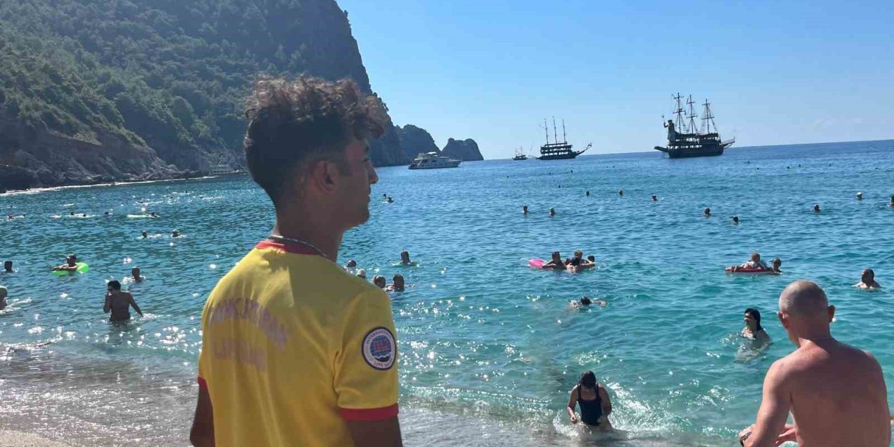 Antalya Plajlarında Ekim Ayında Yazdan Kalma Günler