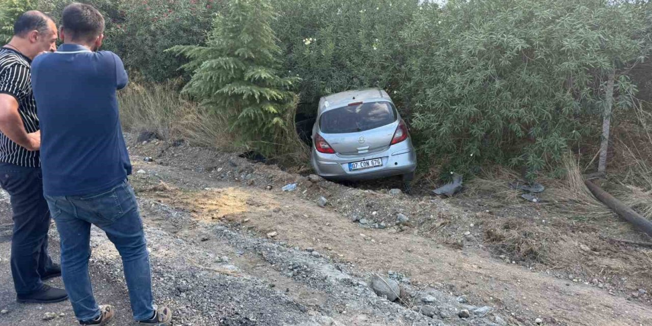 Serik’te Kontrolden Çıkan Otomobil Şarampole Yuvarlandı