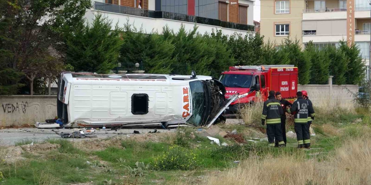 Konya’da Servis Minibüsü İle Otomobil Çarpıştı: 9 Yaralı
