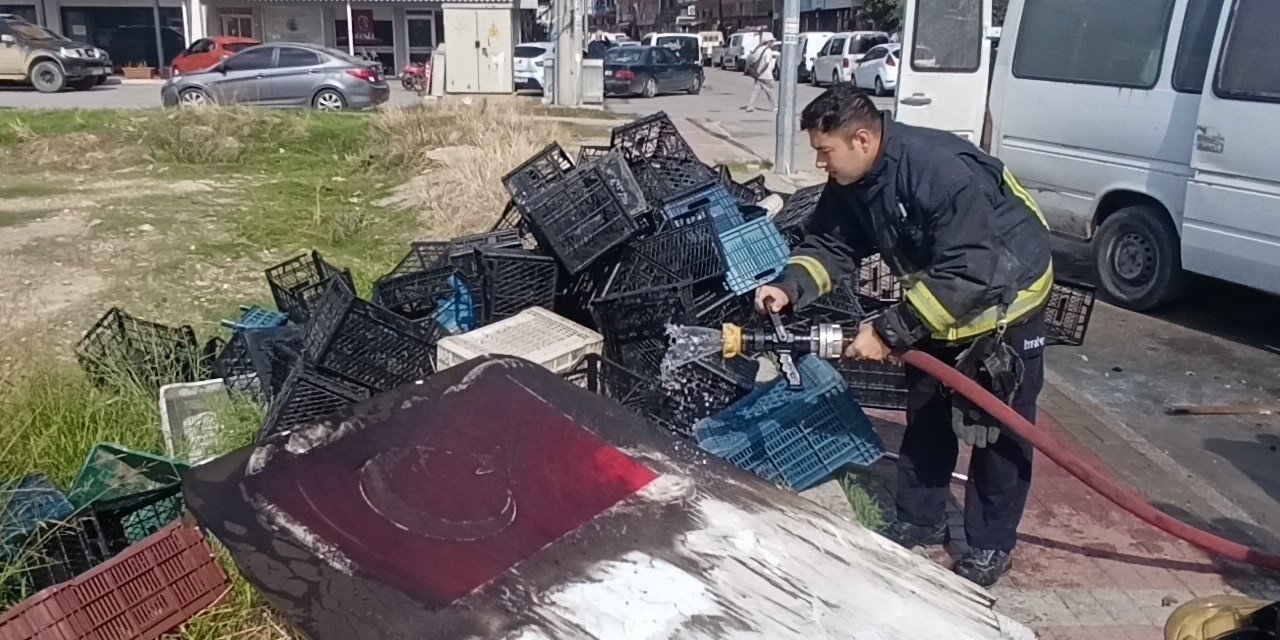 Yanan Aracı Söndüren İtfaiyenin Suyu, Türk Bayrağı İçin Aktı