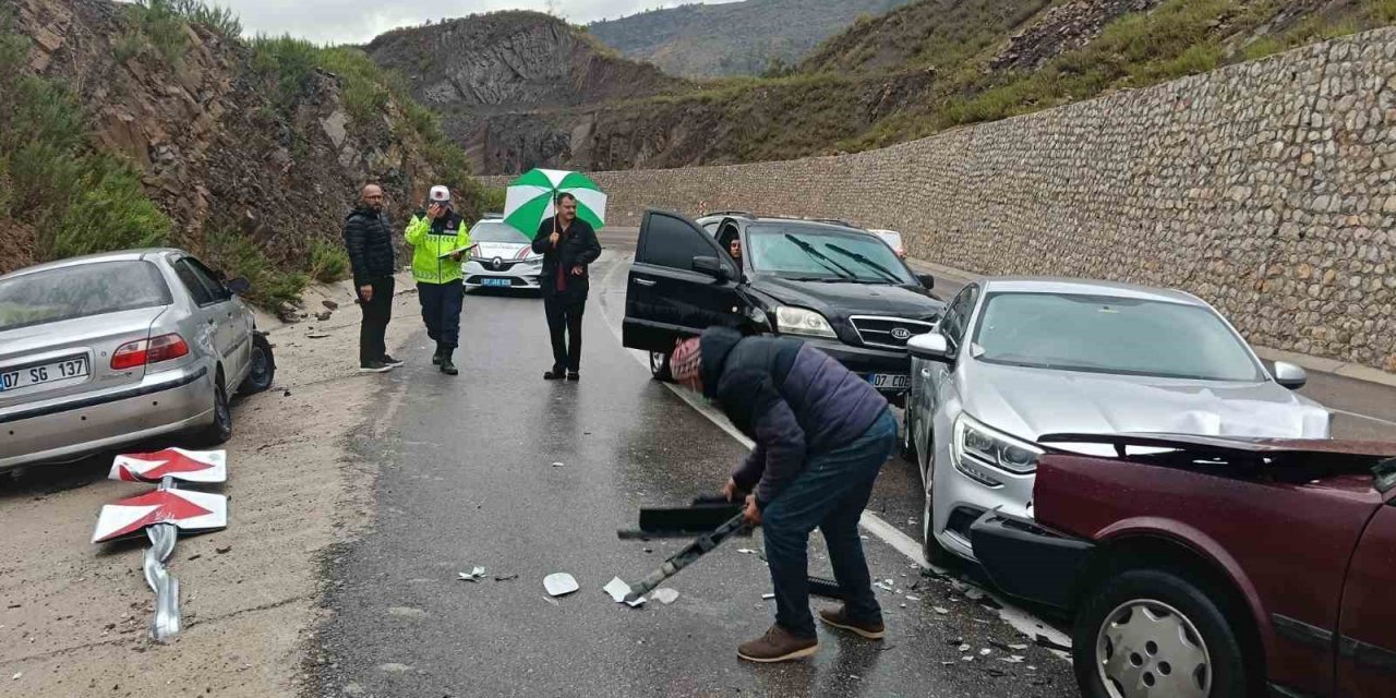 Manavgat’ta 3 Araçlı Zincirleme Kaza: 3 Yaralı