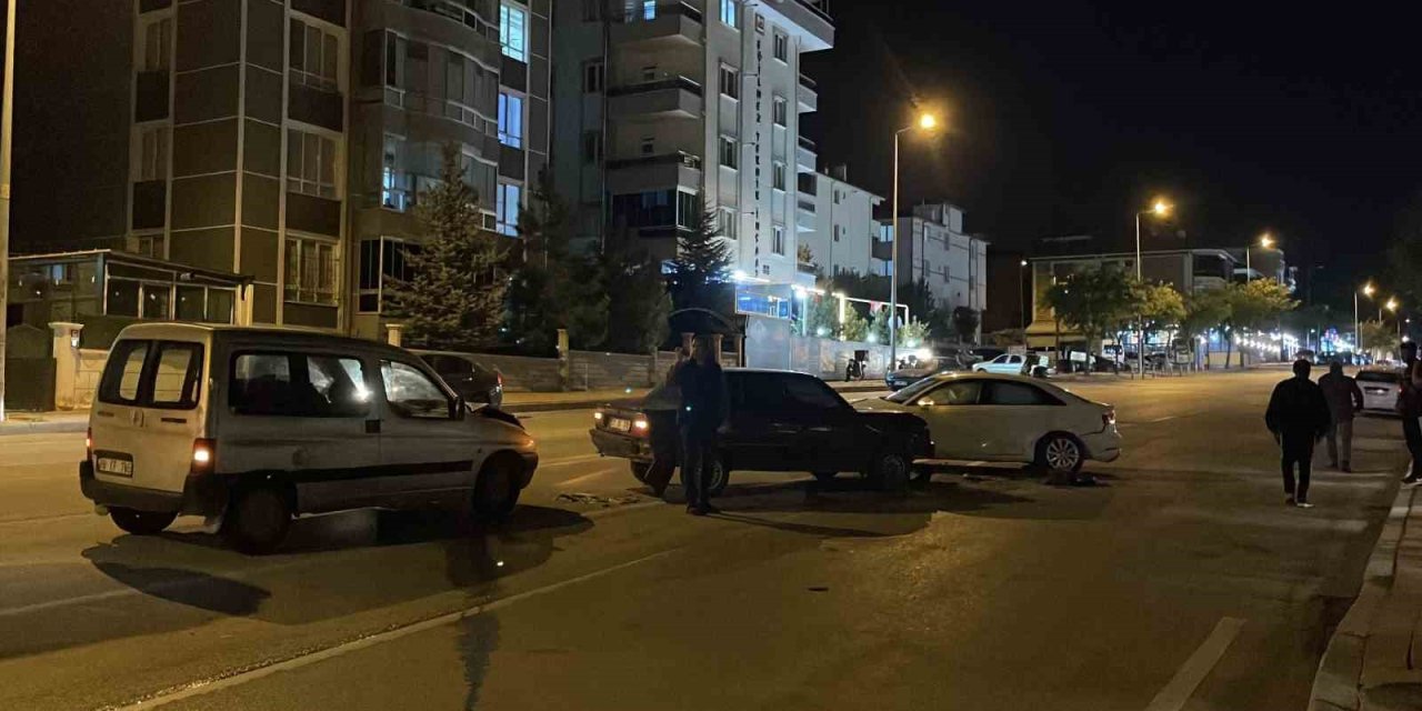 Karaman’da Hafif Ticari Araç Kaza Yapan Otomobile Çarptı: 2 Yaralı
