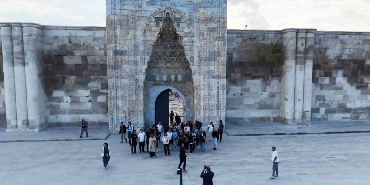 800 Yıllık Kervansaray Yerli Ve Yabancı Turistlerin İlgi Odağı
