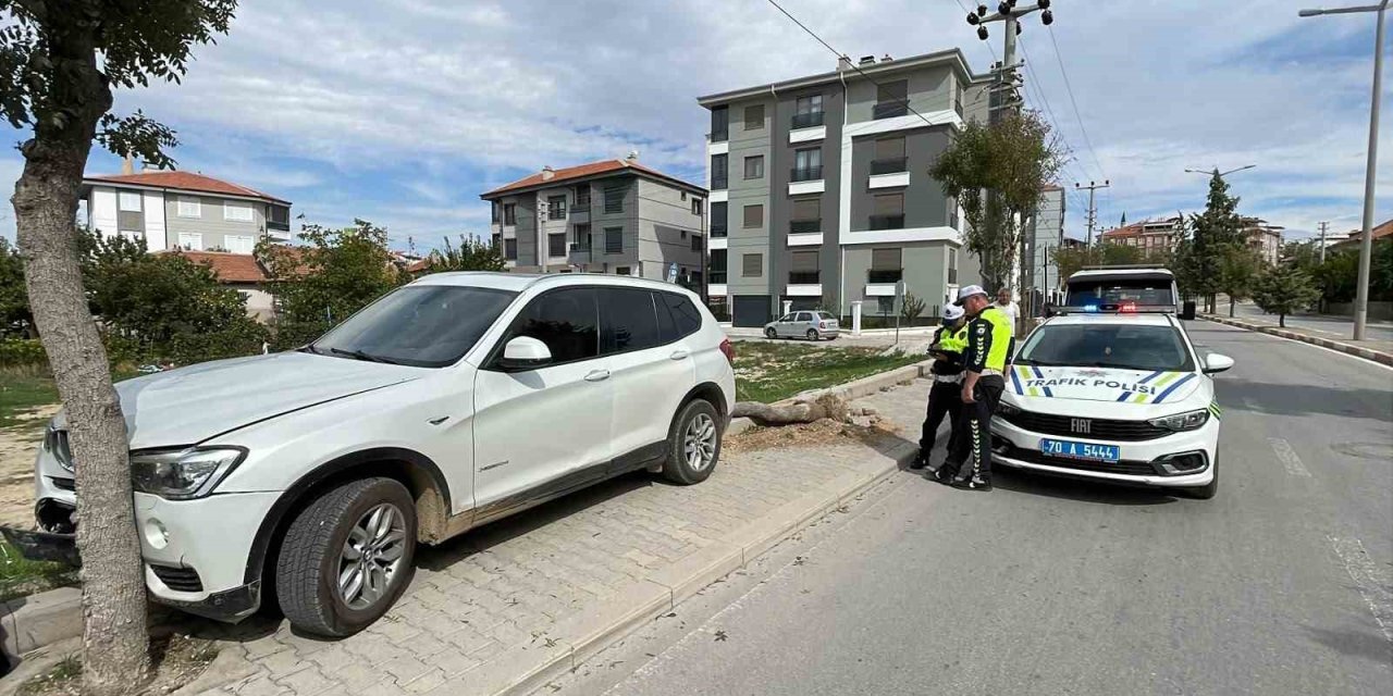 Karaman’da Kontrolden Çıkan Cip Kaldırımdaki Ağacı Devirdi