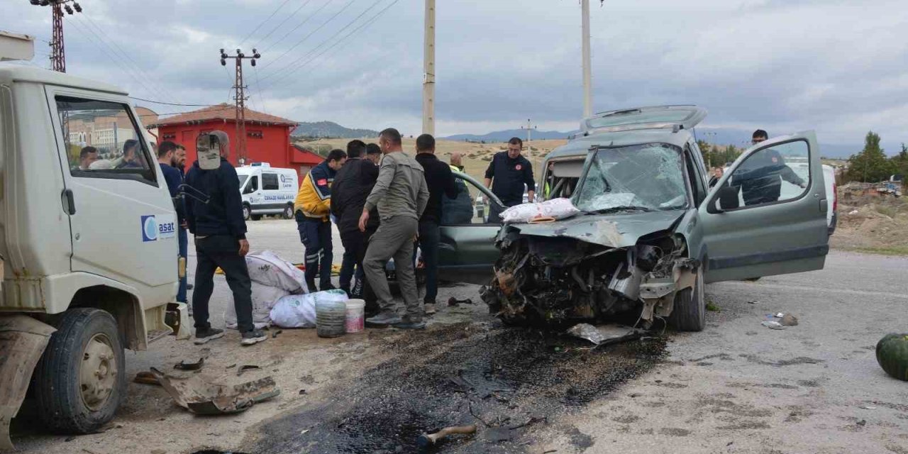Antalya’da İki Kamyonet Çarpıştı: 1 Ölü, 2 Yaralı