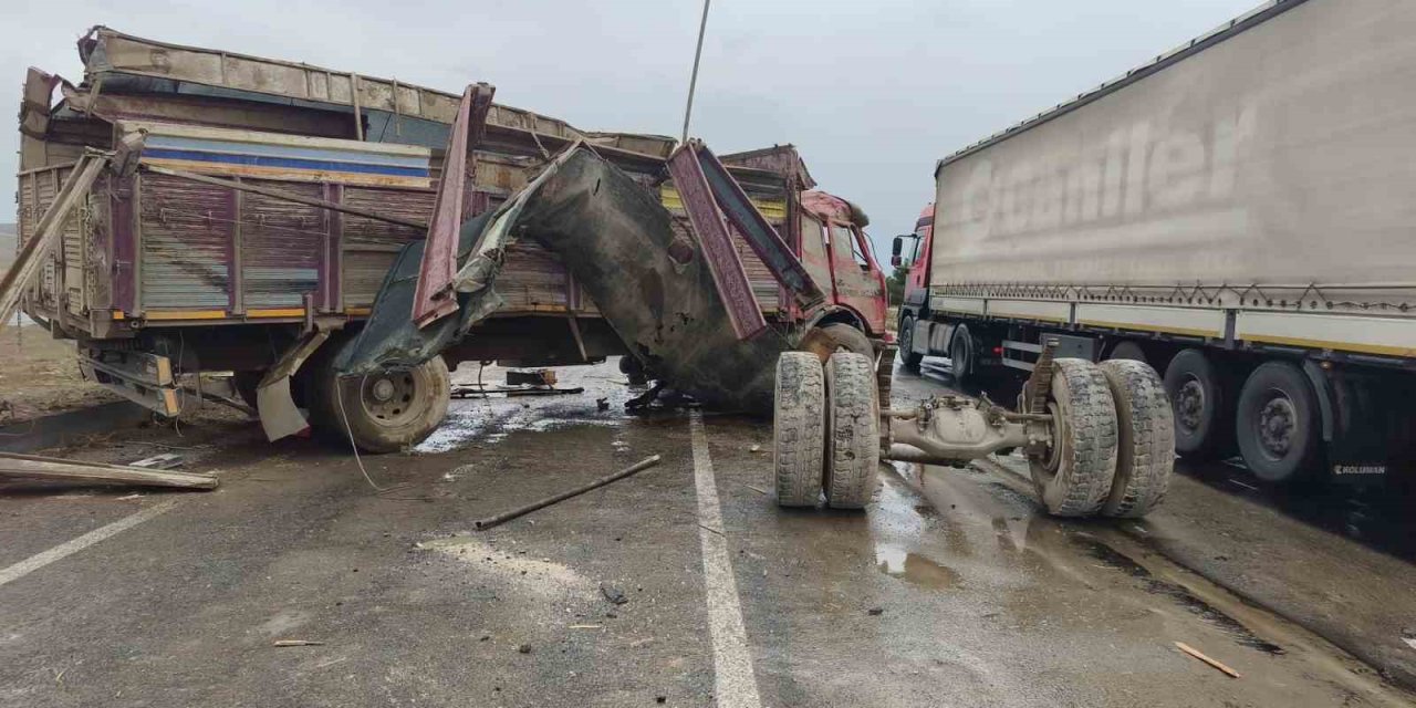 Kayganlaşan Yolda Kamyon Karşı Şeride Geçti, Sürücü Yaralandı