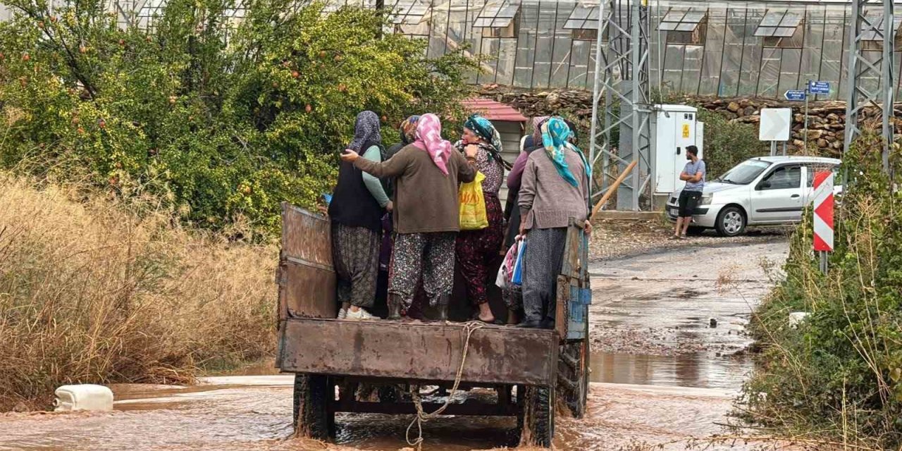 Bozyazı’da Sağanak Yağış: Seralar Ve İş Yerleri Sular Altında Kaldı