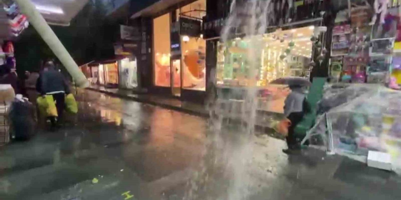 Antalya’da Sağanak Yağış Hayatı Olumsuz Etkiledi
