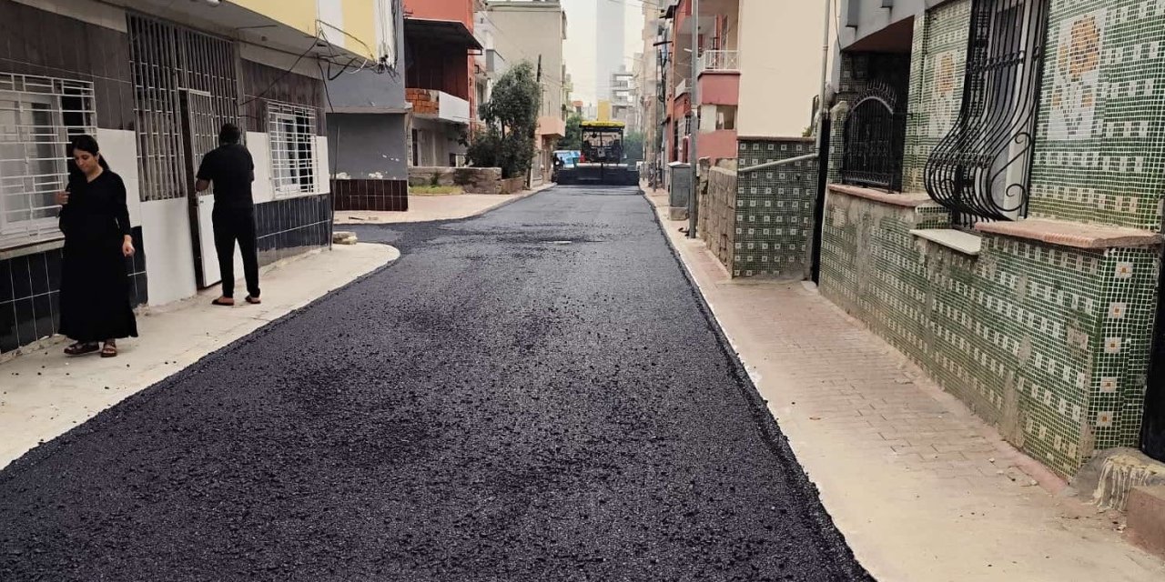Akdeniz’de Sokaklar Sıcak Asfaltla Yenileniyor