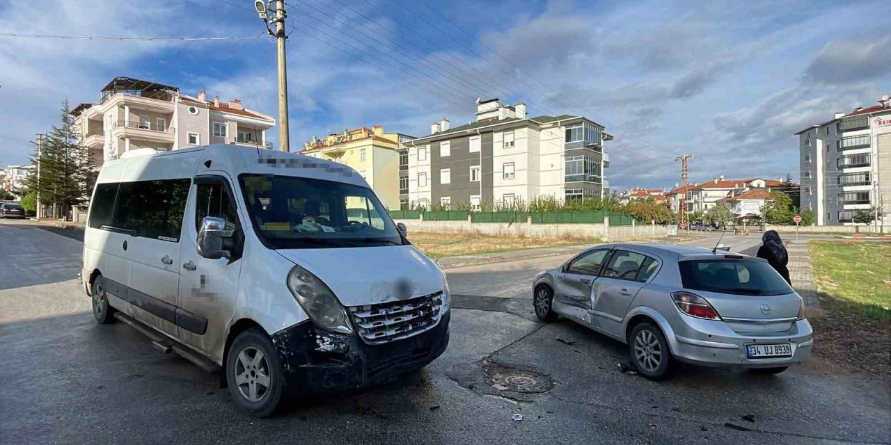 Karaman’da Okul Servisi İle Otomobil Çarpıştı: 1 Yaralı