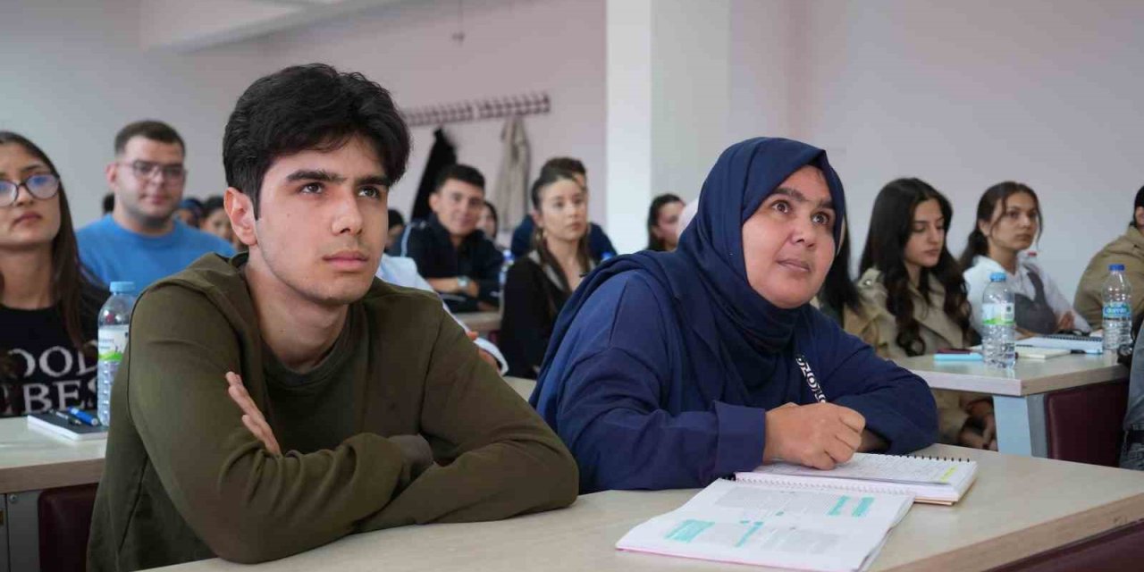 Yıllar Sonra Eğitim Hayatına Dönen Kadın Oğluyla Aynı Üniversitede Okuyor