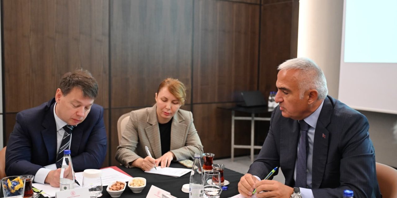 Bakan Ersoy, Antalya’da Rus Diplomatlarla Bir Araya Geldi
