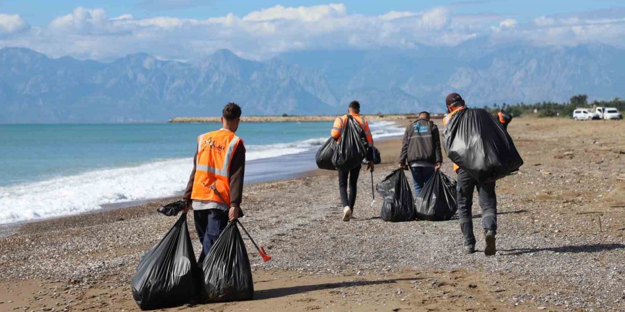 Aksu Belediyesi’nden Kumköy Sahili’nde Temizlik Çalışması