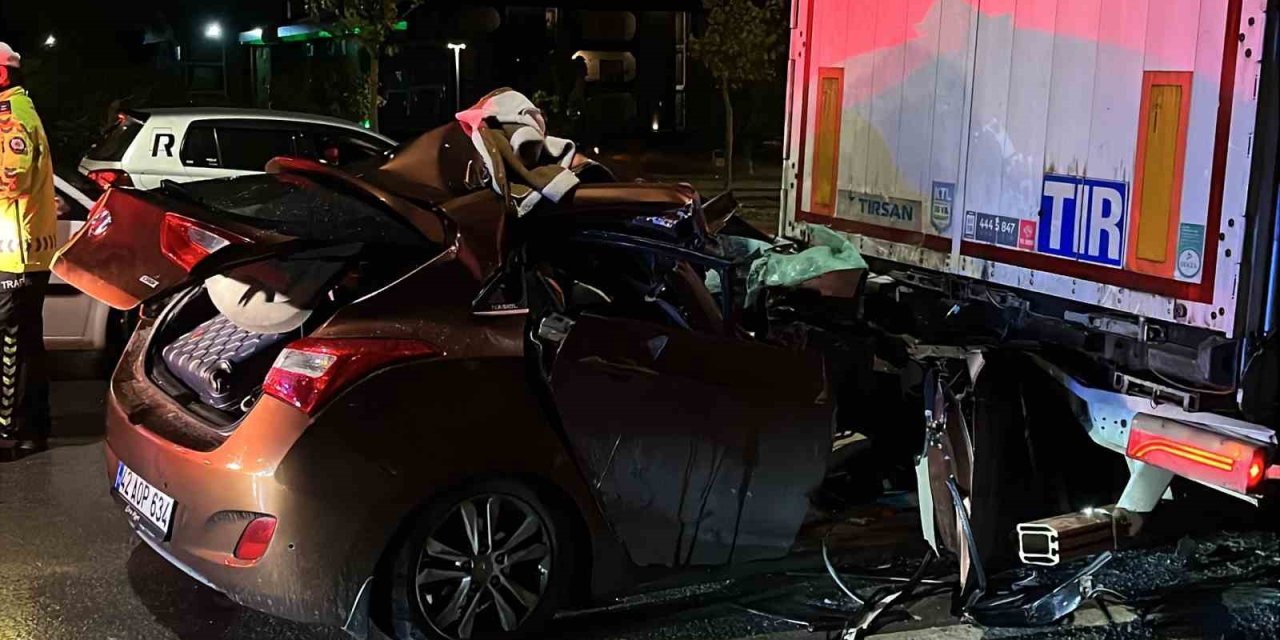 Otomobil Lastiği Patlayan Tıra Ok Gibi Saplandı: 2 Yaralı