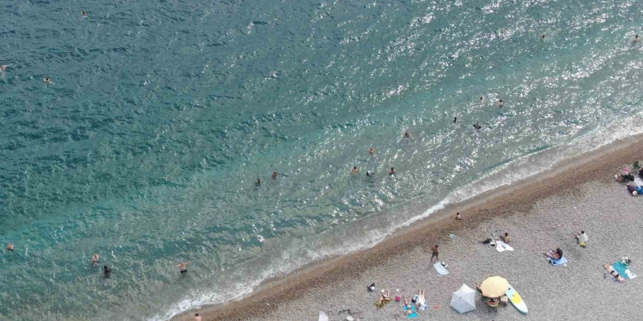 Antalya’da Sağanak Ardından Güneş Etkisini Gösterince Denizin Keyfini Çıkardılar