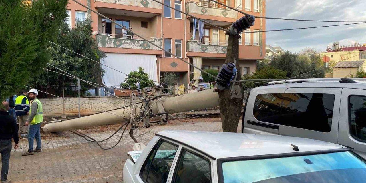 Devrilen Elektrik Direği Otomobile Çivi Gibi Saplandı