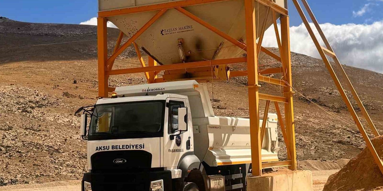 Aksu Belediyesi’nden Elmalı’ya Destek: 2 Kamyon Ve 2 Personel Görevlendirildi