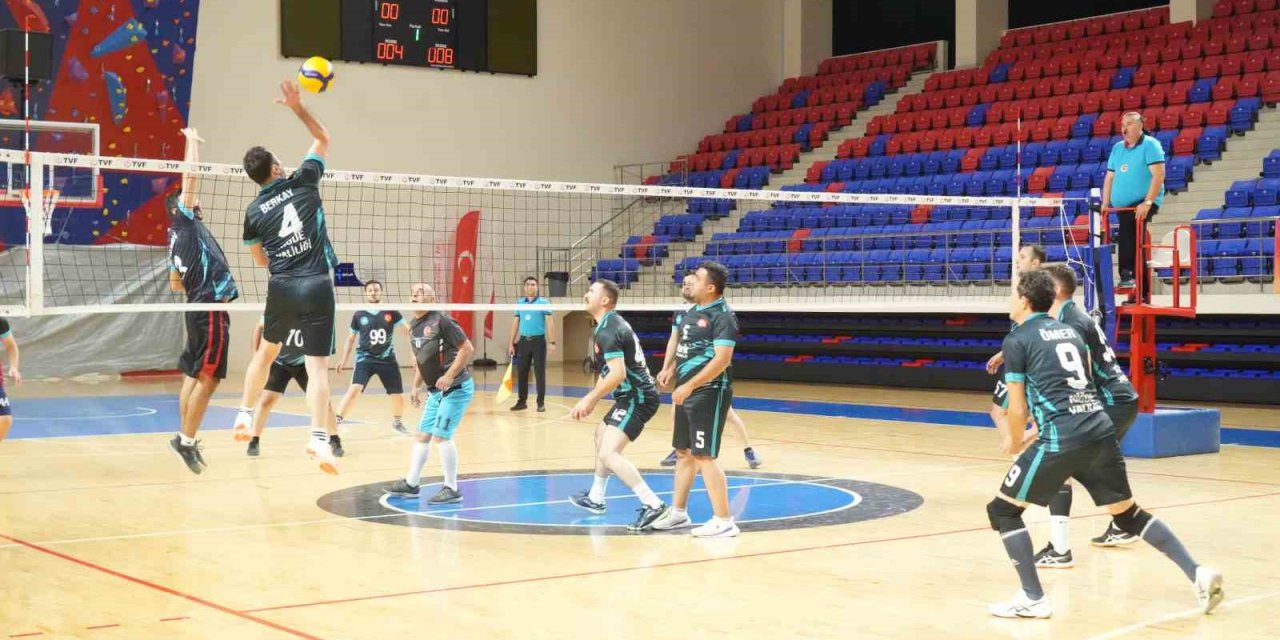 Niğde’de Kamu Çalışanları Şampiyonluk İçin Ter Döküyor
