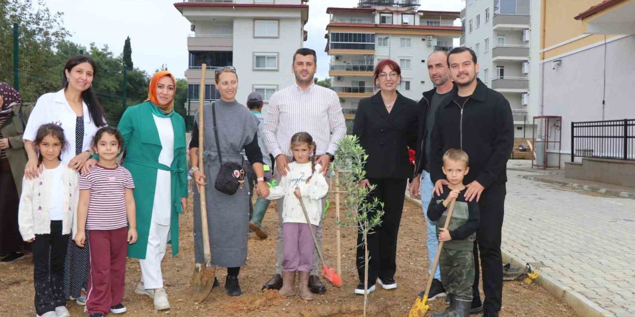 Alanya’da Minik Eller Zeytin Fidanlarını Toprakla Buluşturdu
