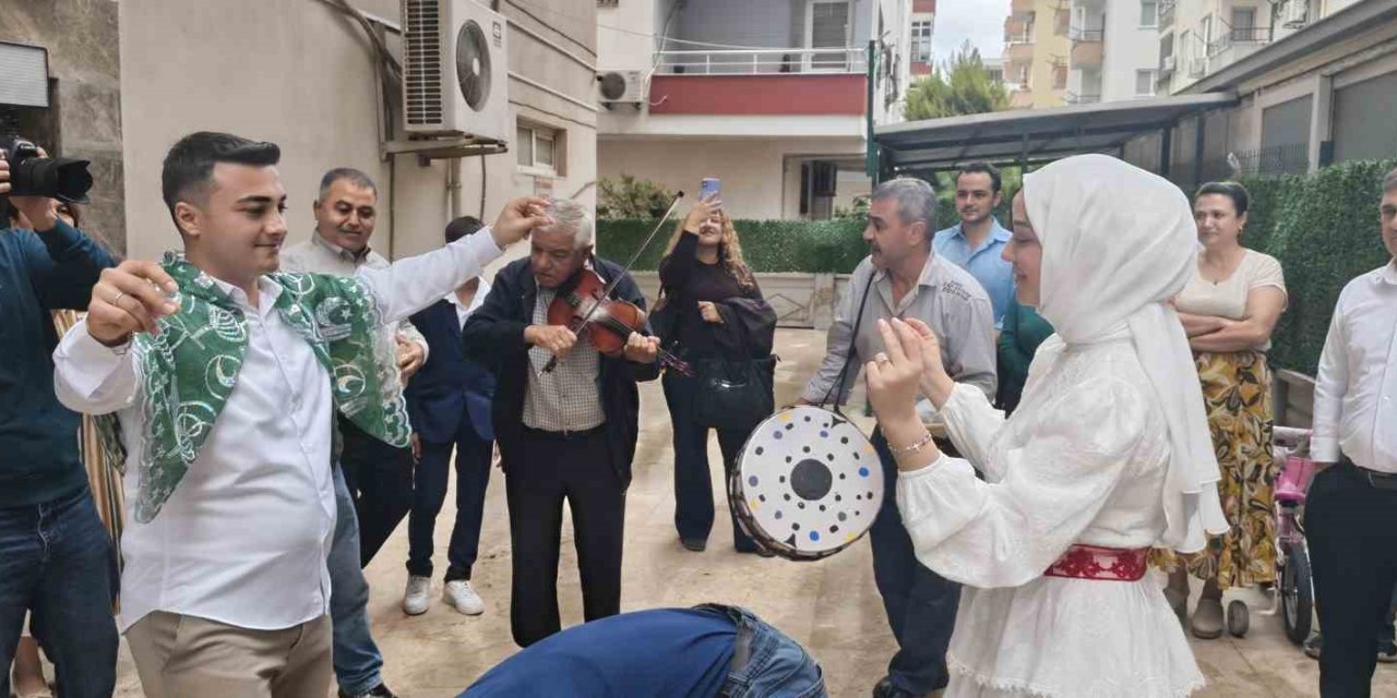 Mersin’de İlginç Gelin Alma: Damat, Vinç Sepetiyle 4. Kata Çıkarak Gelini Aldı