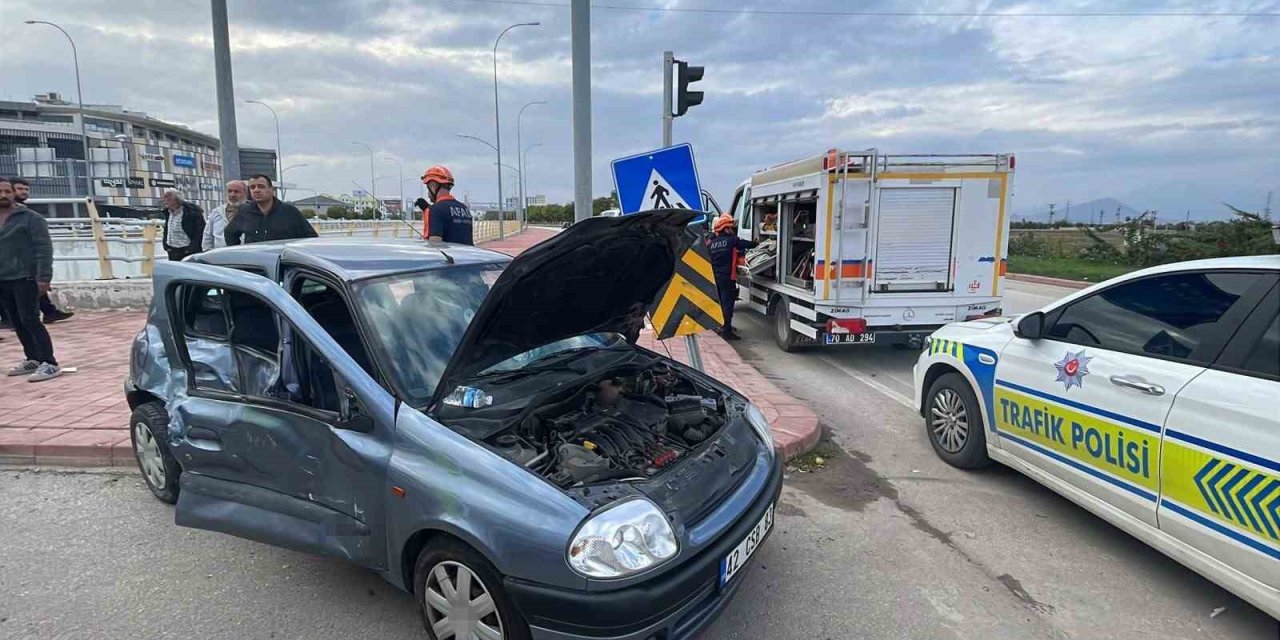Karaman’da Kamyonetle Otomobil Çarpıştı: 3 Yaralı