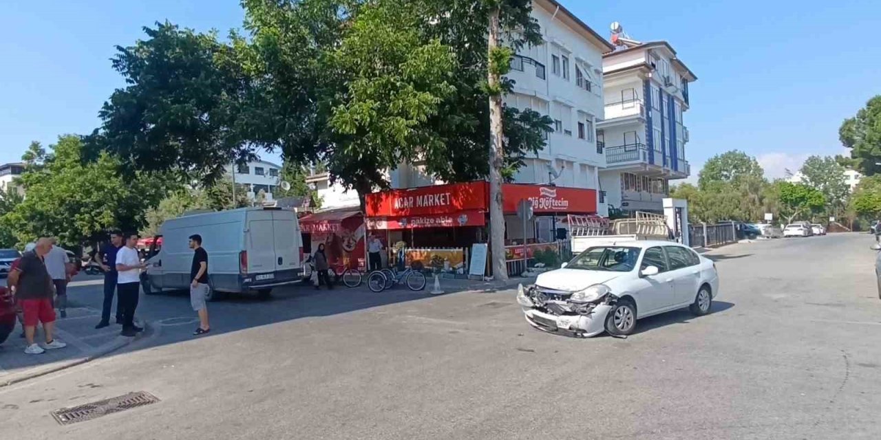 Aynı Kavşakta Yaşanan Onlarca Kaza Mahalle Sakinlerini İsyan Ettirdi