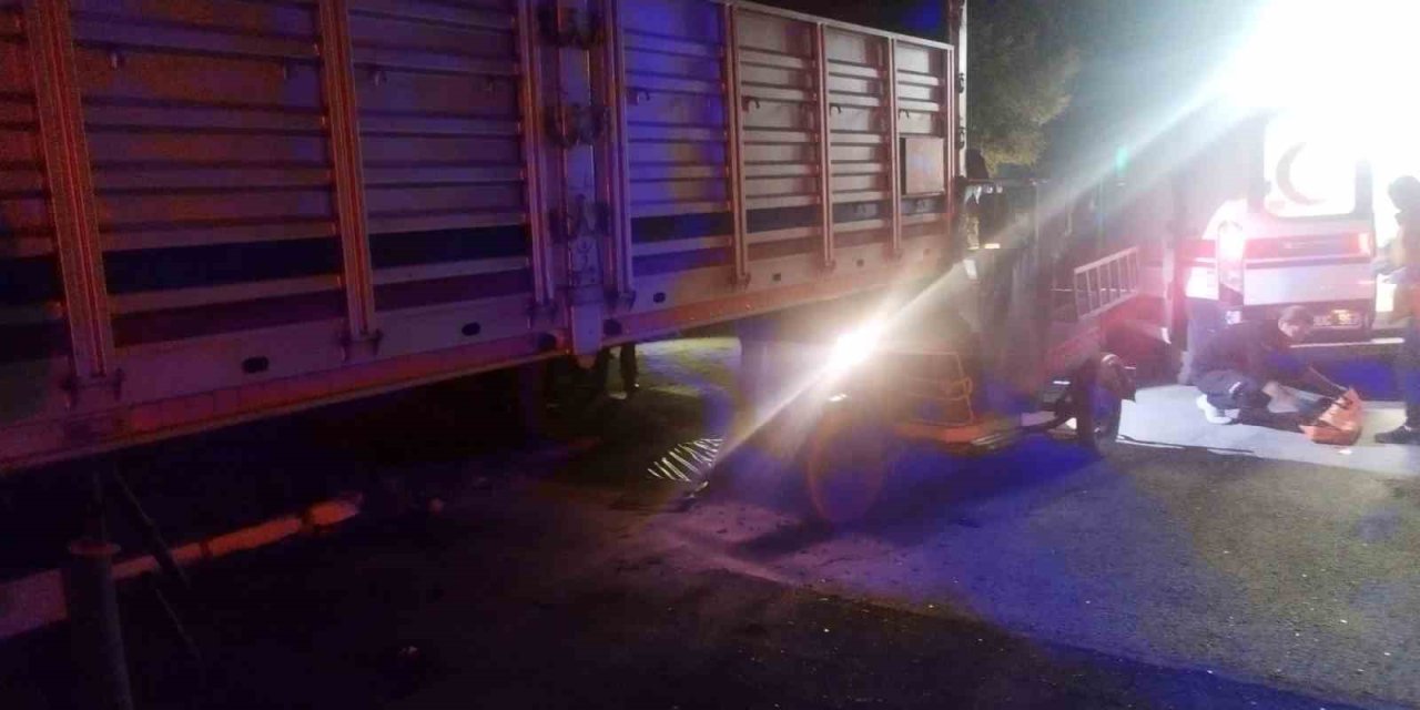 Üç Tekerlekli Motosiklet Park Halindeki Yarı Römorka Çarptı: 1 Yaralı