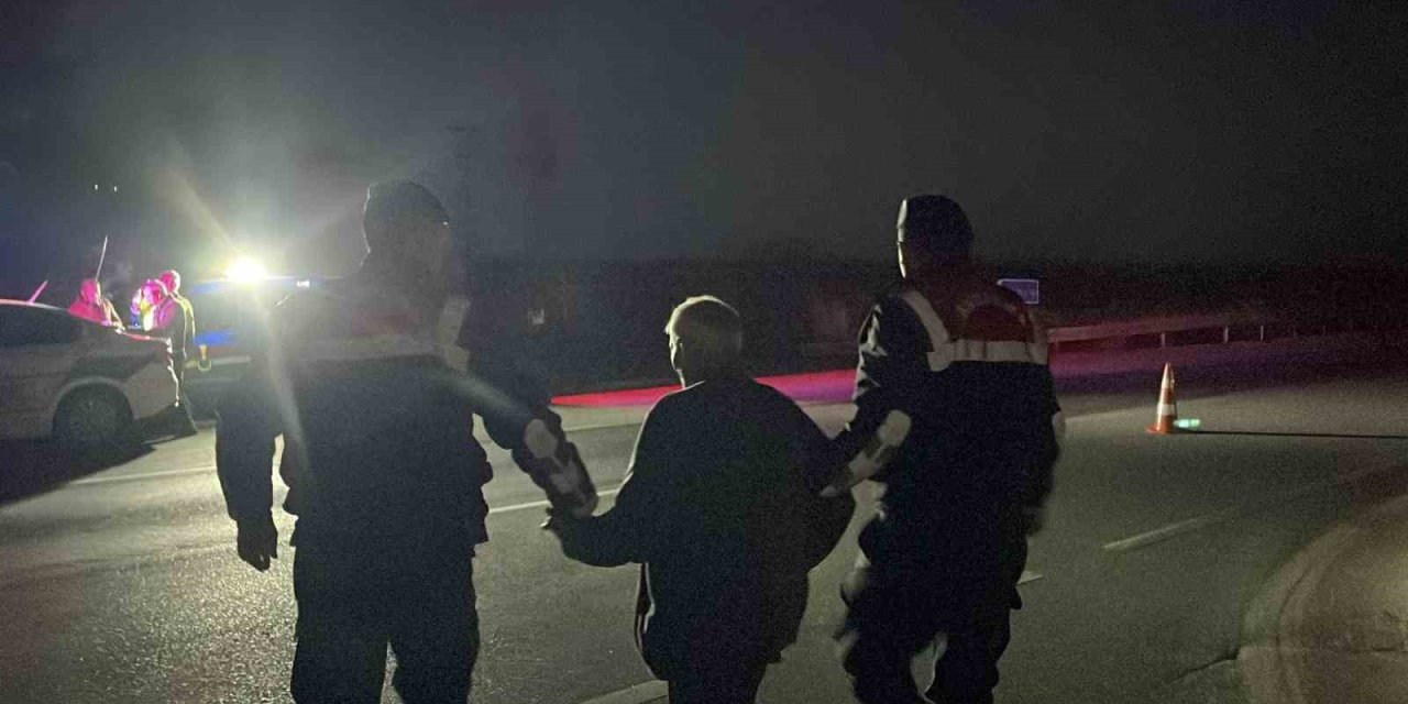 Karaman’da Kazanın Şokunu Yaşayan Yaşlı Sürücüyü Jandarma Teselli Etti