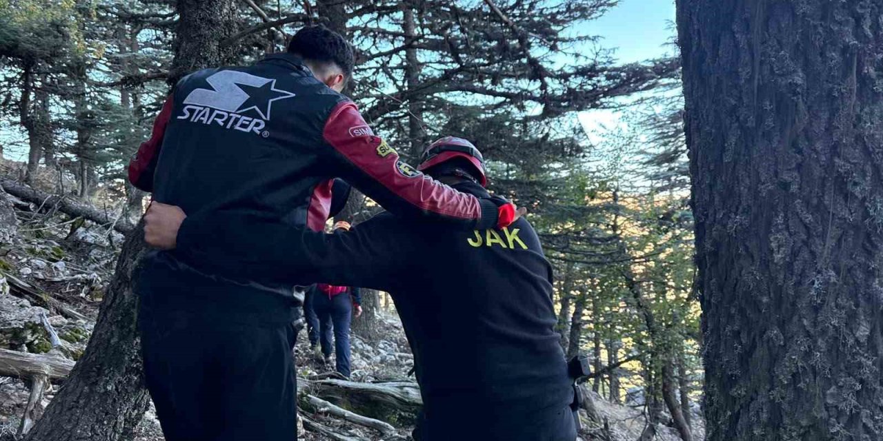 Bin 835 Rakımlı Zirvede Mahsur Kalan Birisi Yaralı 2 Kişi 14 Saatlik Operasyonla Kurtarıldı