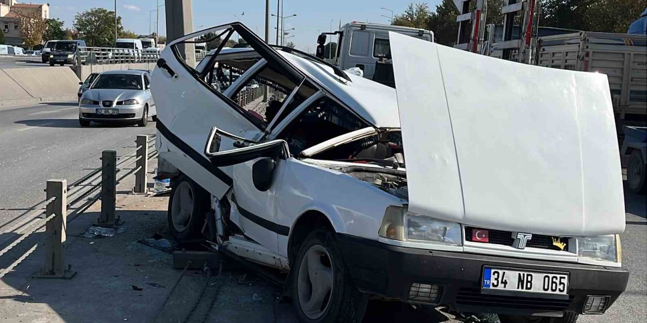 Kontrolden Çıkan Tofaş Refüje Çarptı: 4 Yaralı