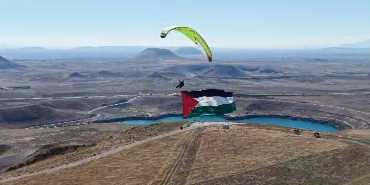 Yamaç Paraşütü İle Filistin Bayrağı Açtı