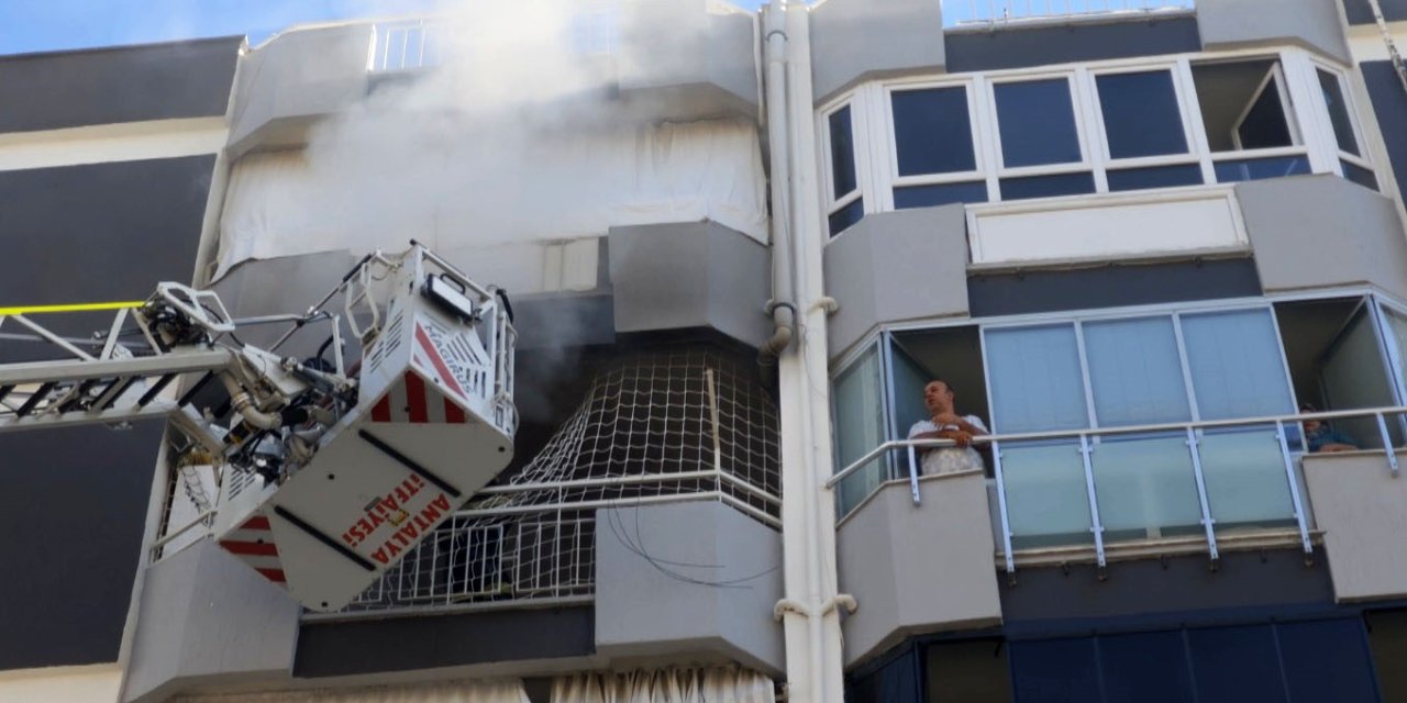 Antalya’da 6 Katlı Binanın 5’inci Katında Yangın