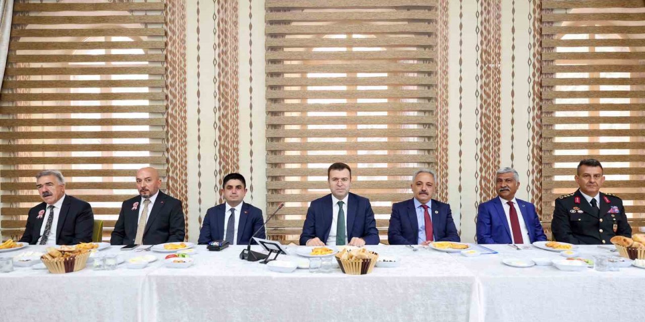 Vali Akmeşe Muhtarlarla Buluştu