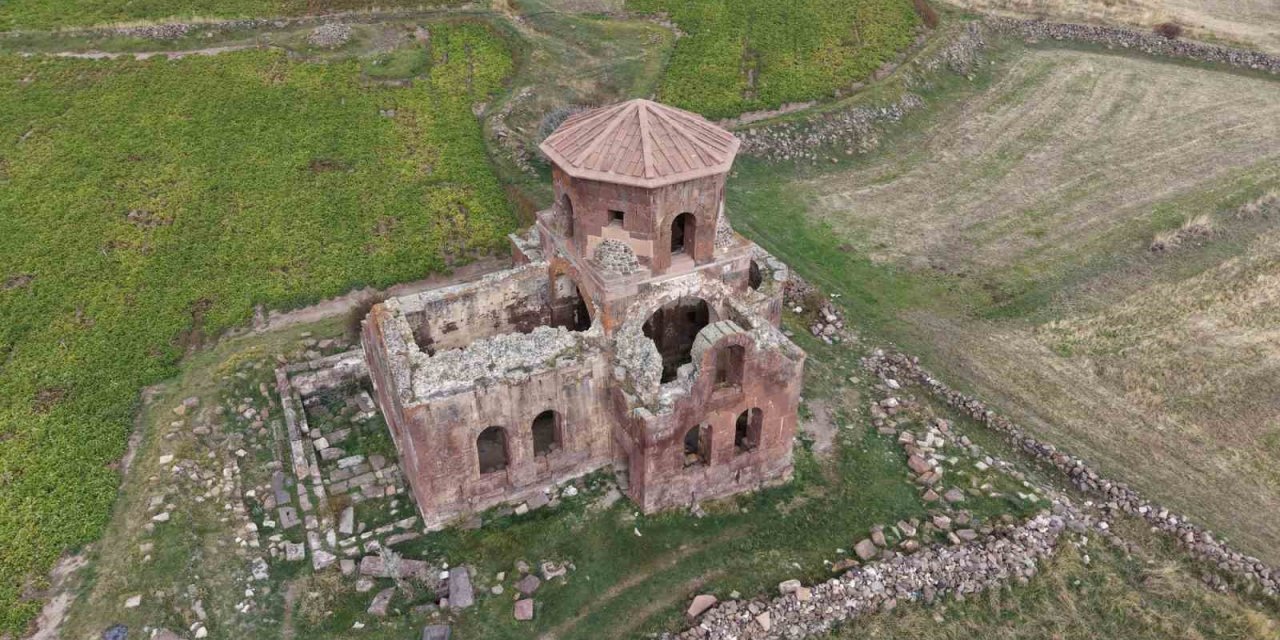 Taşları Kızıl, Adı Kızıl Olan Kilise Bin 500 Yıldır Ayakta