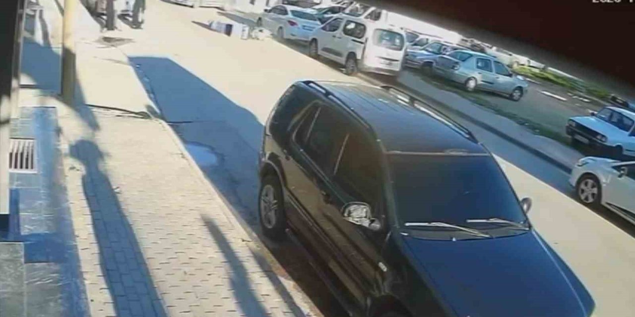 Devrilen Motokurye Metrelerce Sürüklenip Otomobile Çarptı: O Anlar Kamerada
