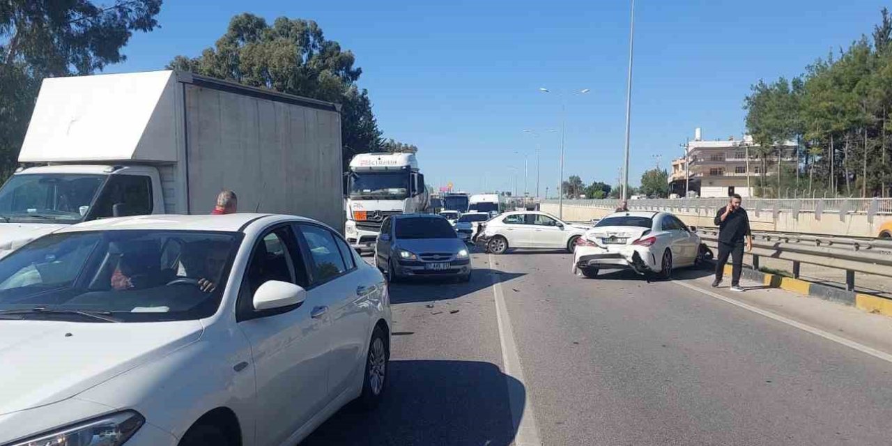 Serik’te 3 Araçlı Zincirleme Kaza