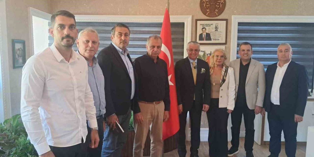 Kemer Belediye Başkanı Ve 8 Meclis Üyesi Chp’den İstifa Etti