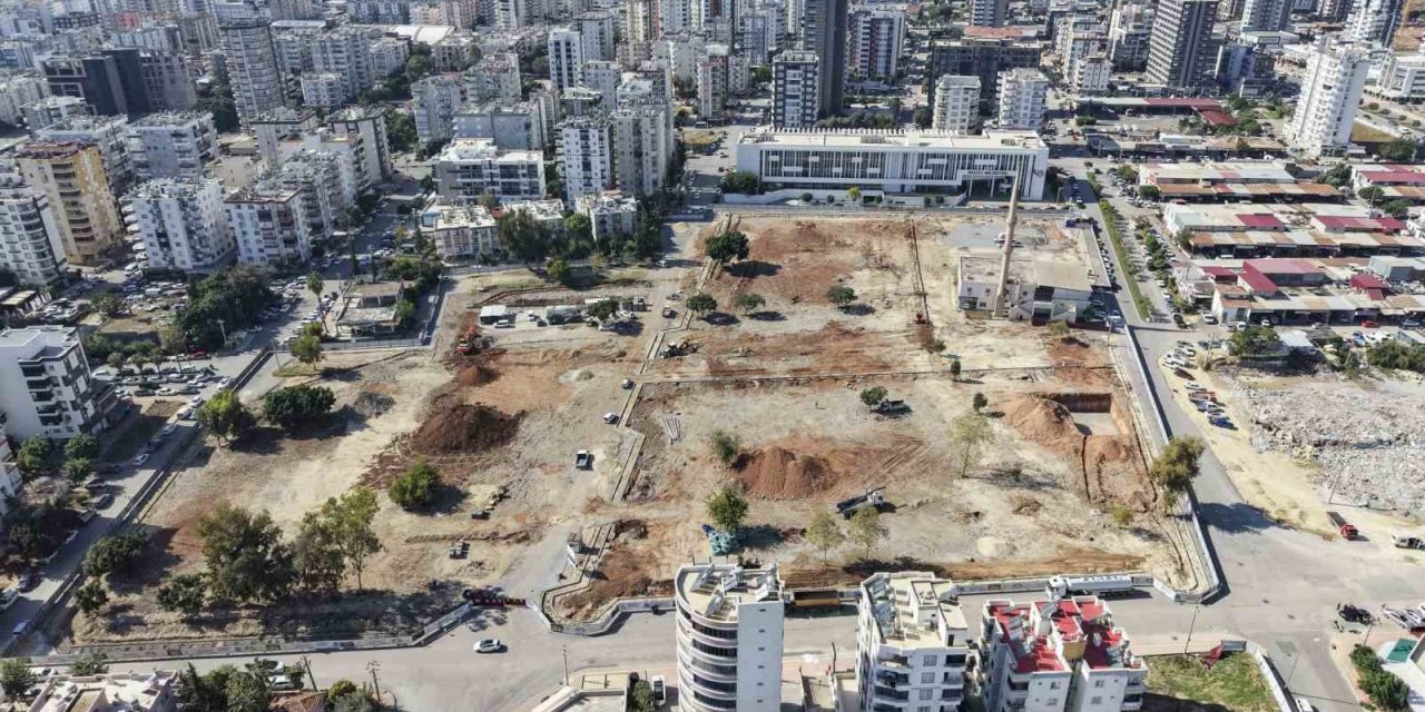 Mezitli Kent Meydanı Projesinde Çalışmalar Sürüyor