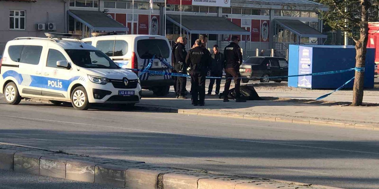 Kaldırımda Ölü Bulundu