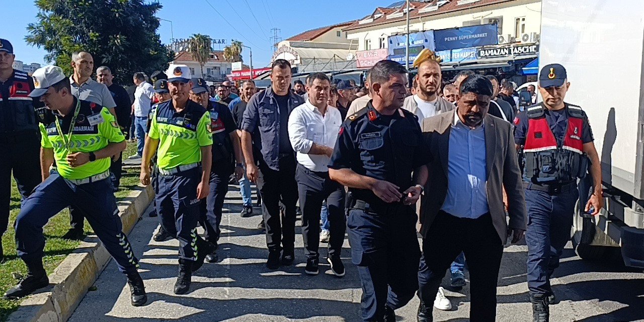 Manavgat’ta Esnaf Marka Avukatlarını Protesto İçin Yol Kapattı