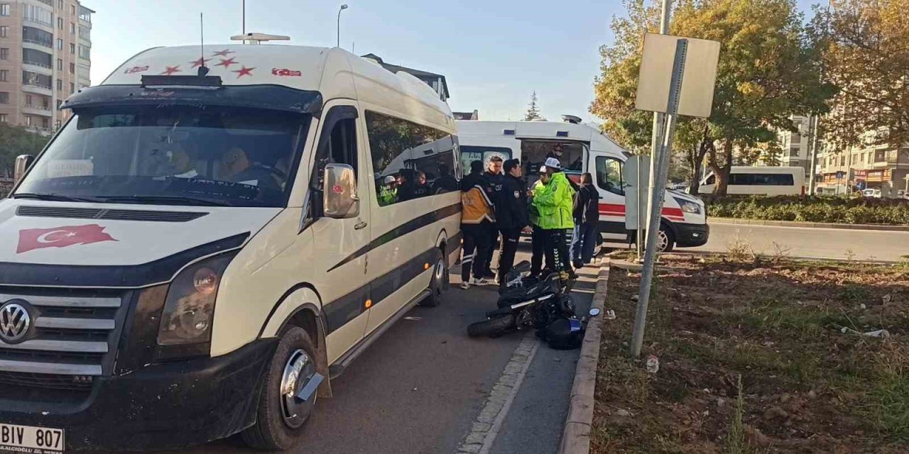Minibüs İle Motosiklet Çarpıştı: 1 Yaralı