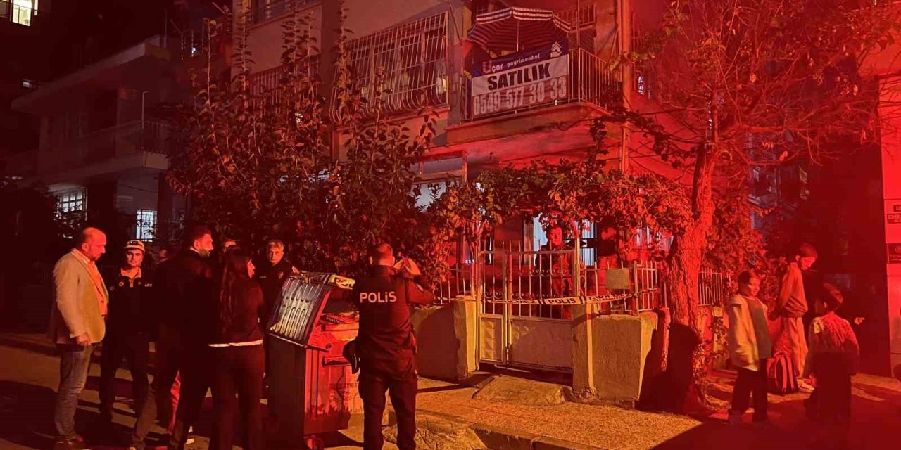 Mersin’de 3 Katlı Binanın Zemini Çökmesi: 40 Kişi Tahliye Edildi