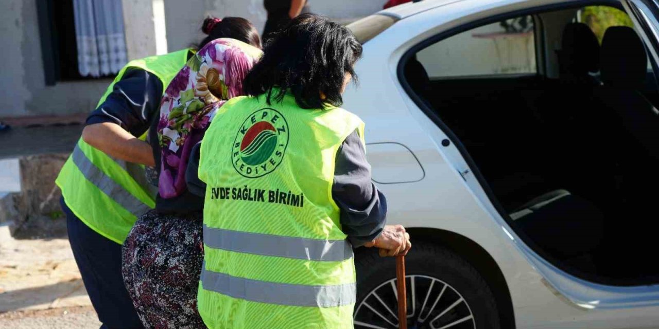 Kepez’de Yatağa Bağımlı Yaşlı Kadına Destek Eli Uzatıldı