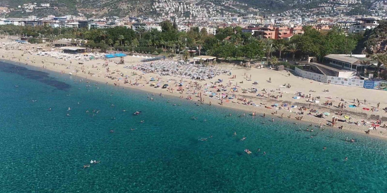 Alanya’da Yazdan Kalma Gün: Ekim Ayı Sonunda Deniz Keyfi Yaşanıyor